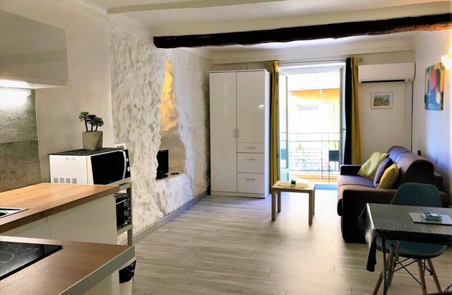 Nice old town, prime location, balcony, beach 5 min, Wifi