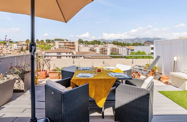 Nice T2 - large terrace and view on the Garlaban