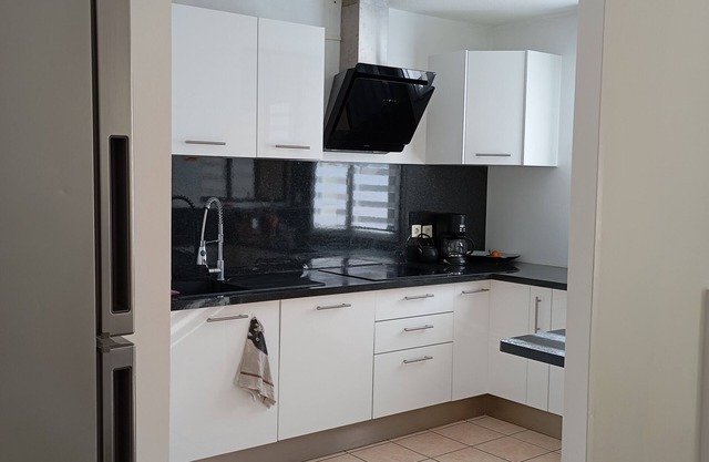 Nice T3 in a quiet area close to all amenities, large terrace, pets welcome.