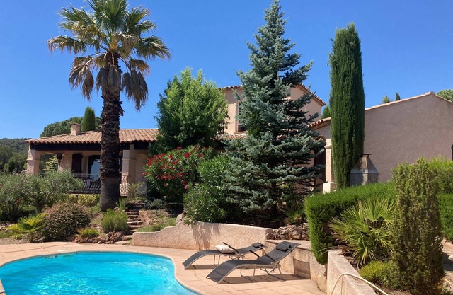 Nice Villa, quiet, swimming pool and garden not overlooked near lake and beaches