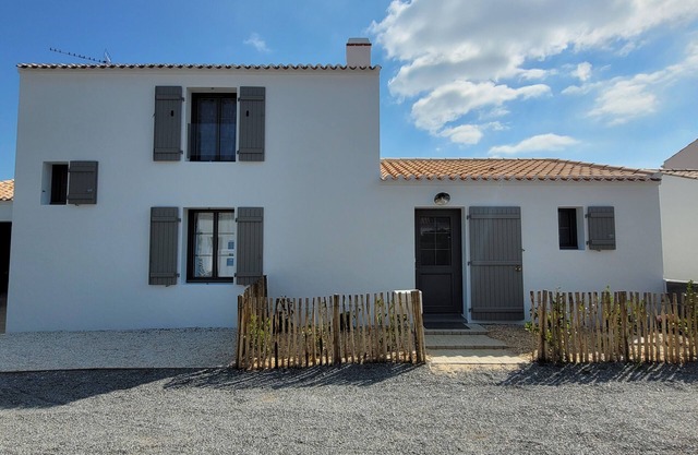 Nice villa with swimming pool, Close to the beach and shops