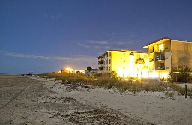Nicely Appointed Guest Room w/Free WiFi & Shared Walkway Balcony