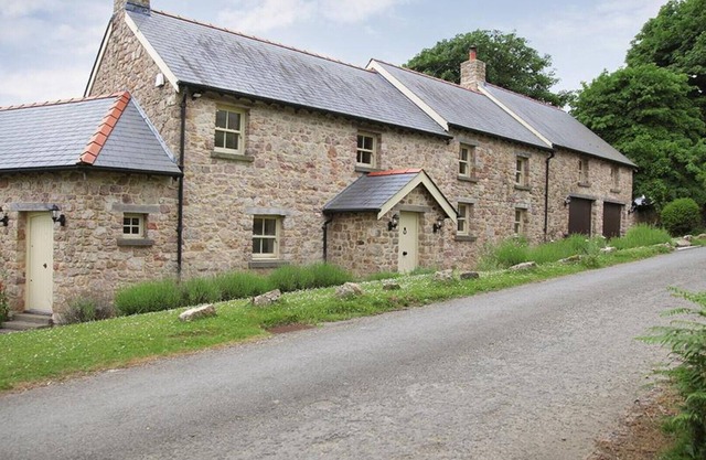 Nicholaston Cottage - Four Bedroom House, Sleeps 8