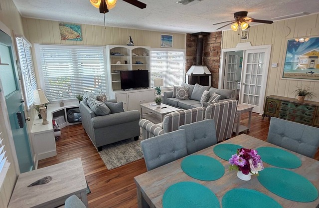 Nightly stay allowed just steps to the famous Pass-a-Grille Beach, pet friendly.