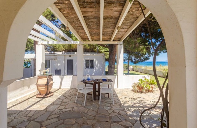 'Nirvana Seaside' Beachfront House with Patio