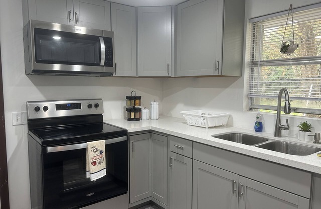 nnCharming and cozy cottage on the banks of the Caloosahatchee River& Lake Onnnn