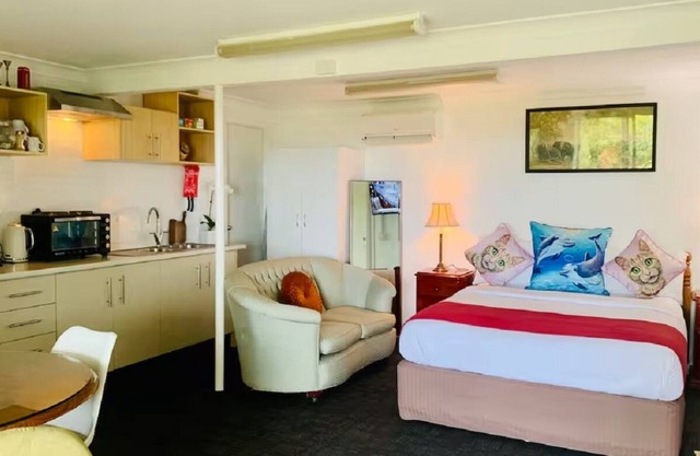 No.2 Entire Beach Side apartment Ocean views too - With King Bed & Kitchenette