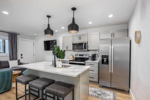 No Stairs Condo by Vanderbilt and Belmont, 3 miles to Downtown