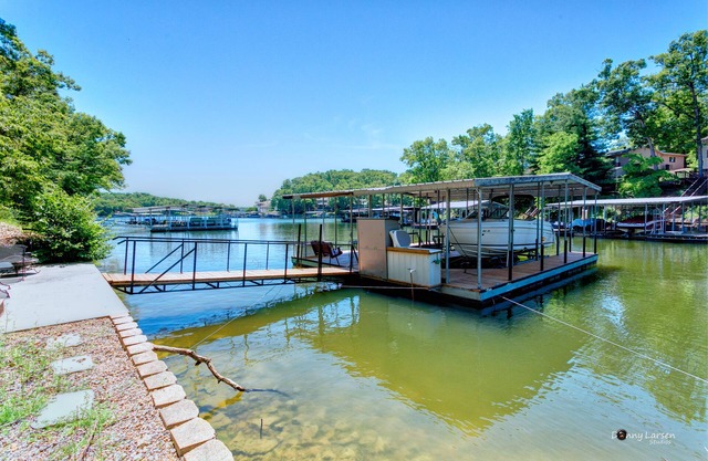 NO WAKE COVE! 7bed/5baths, Gameroom, Bar, Dining seats 22! Sleeps 22!