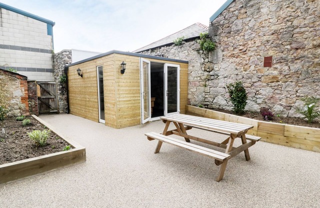 NOAH'S REST, pet friendly, character holiday cottage in Llandudno