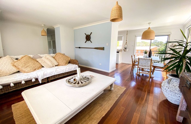 Nobby's Beach House -A stones throw to beach