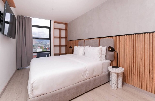 Nomad Paradise – Design 2BR Apt w/Jacuzzi & Desk