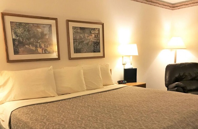 Non-smoking Single King Executive at FairBridge Inn & Suites Thorp
