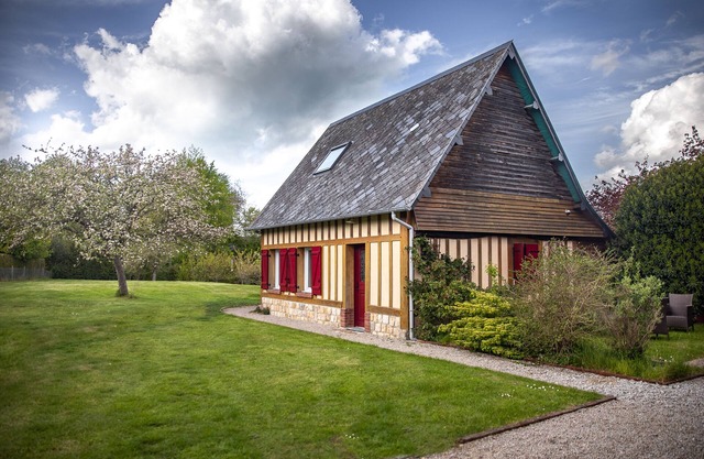 Norman house, charm, large garden, sea accessible by bike