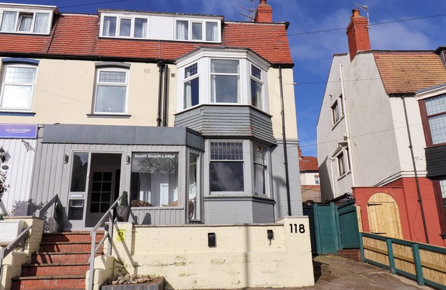 NORTH BEACH LODGE, pet friendly, with hot tub in Scarborough