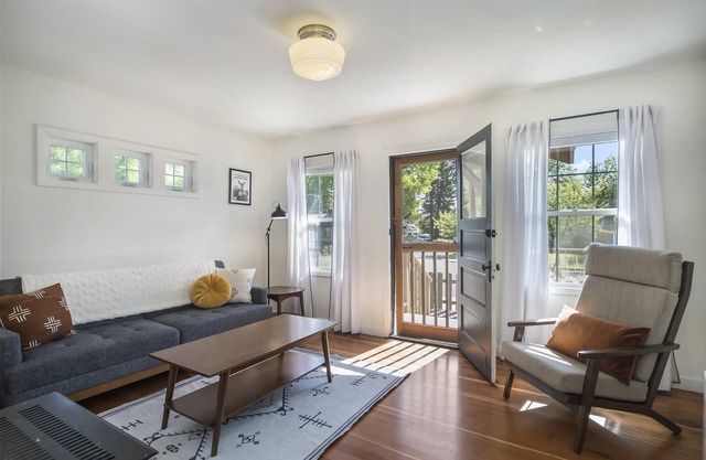 North Sister - Bungalow Charm, Fireplace, Queen bed, Parking