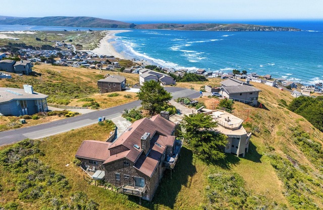 Northern Lights~ Fun-Filled Beachside Retreat! 4min to Beach! HtTb/GmRm/WiFi