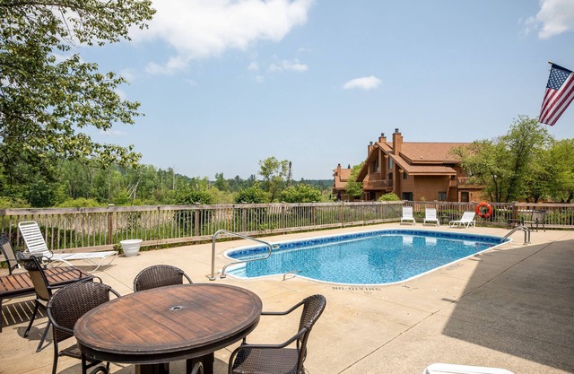 Northern Michigan paradise! sleeps 7 KING bed. Private association outdoor pool