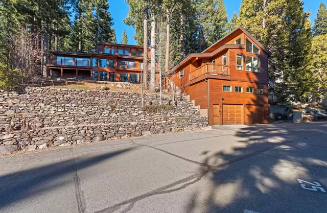 Northlake Escape and Outlook – Bike or Walk to Lake, Trails, Downtown Fun!