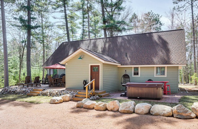 'Northwood Tours Escape': Hot Tub & Lake Access!