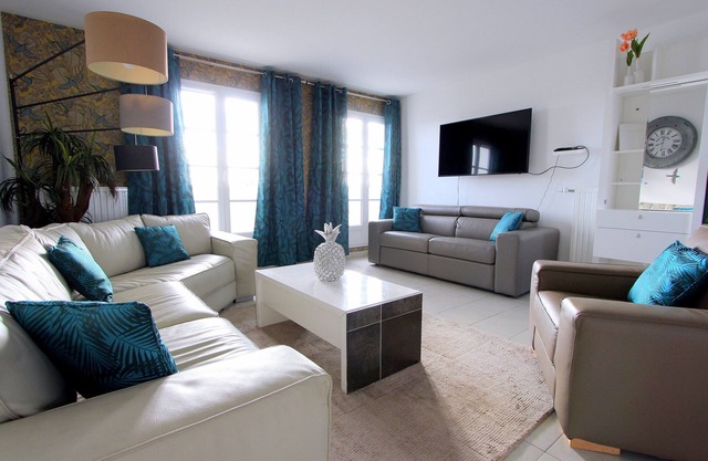 NOVA 7 ~ Disneyland Paris and Val d'Europe for 6 ~