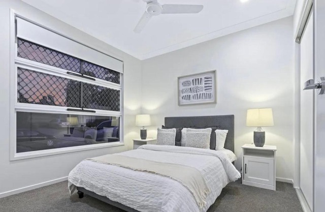 NOVEL.HOLIDAY HOUSE