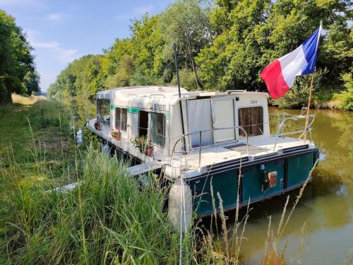 nuitée insolite aux berges d'un canal tranquille