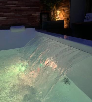 Nuit Magique en Love Room avec Jacuzzi Privé