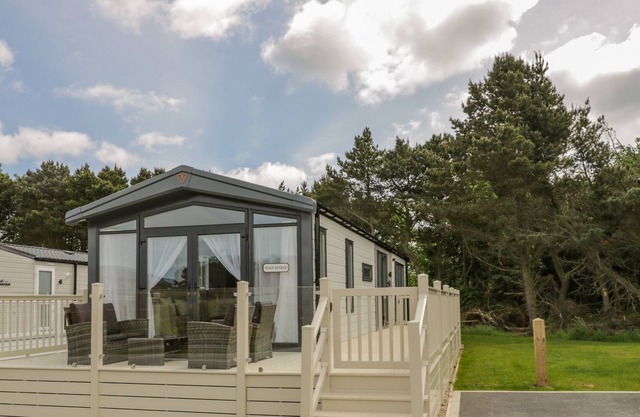 NUMBER 9 THE WILLOWS, family friendly, with pool in Cayton