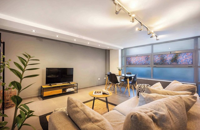 O&O Group - Gazi Metro APT Urban Balcony Oasis