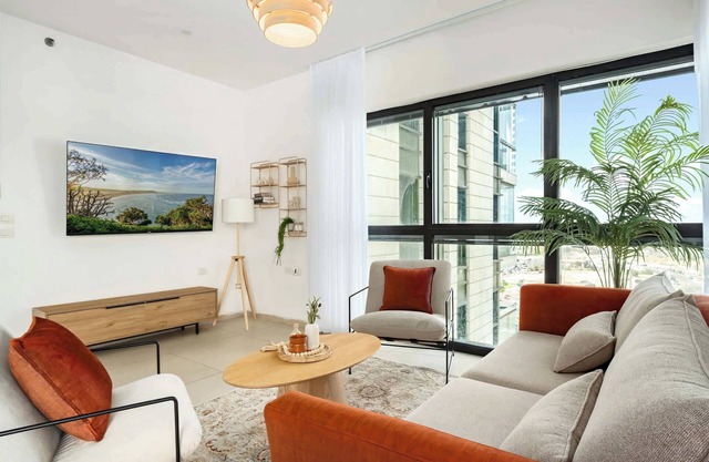 O&O Group – Stylish 3BR Tower | Seaview | Parking