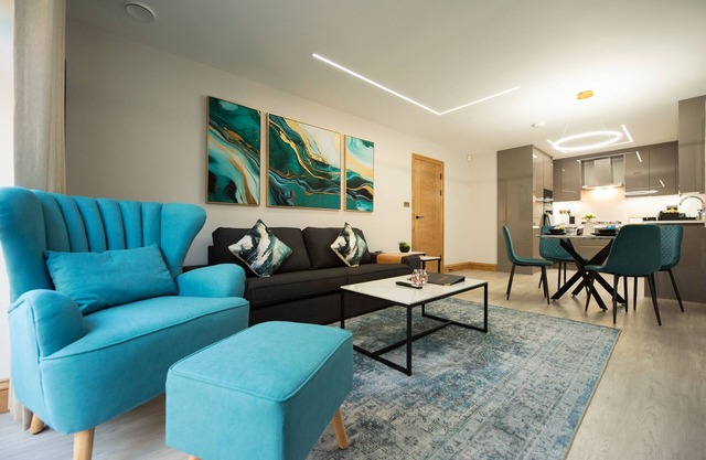 Oak Lodge - Deluxe 2-Bed, 2-Bath with Parking