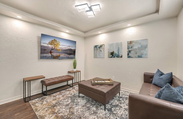 Oak's Beautiful Contemporary Suite #14