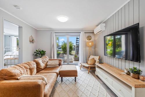 Oaklight on Truro - Steps to Torquay Beach and Dining