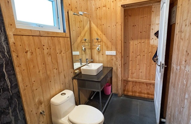 Oakridge Cottages 5BR with Pool by Homeyhuts