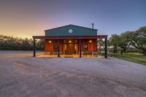 Oakridge Ranch - Pool,Hot Tub, Pickleball Court, Whiskey & Wine Room