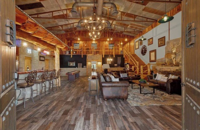 Oakridge Ranch: Pool + Hot-tub, Pickleball Court, Whiskey & Wine Room