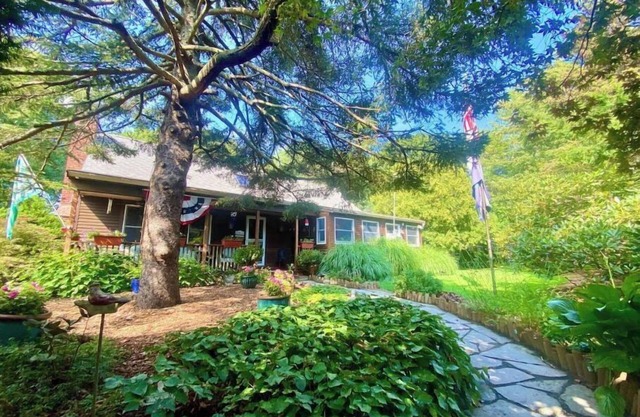 Oasis by the bay with Hot Tub- bike to the pond- 5 mins to CC National Seashore!