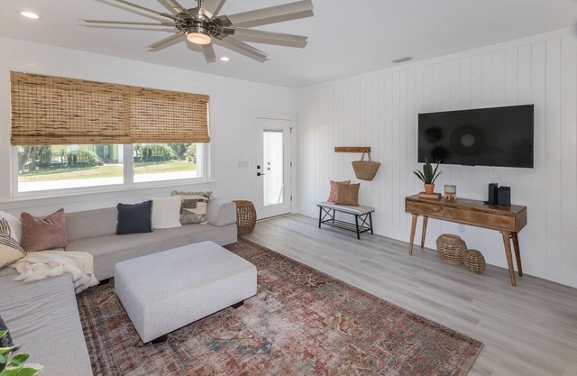 Oasis by the Beach, 2 master Suites, 2 living rooms, Heated pool, steps to ocean