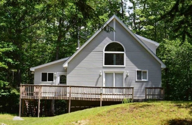 Oasis getaway - all season getaway, private community Winni Beach and mountains.