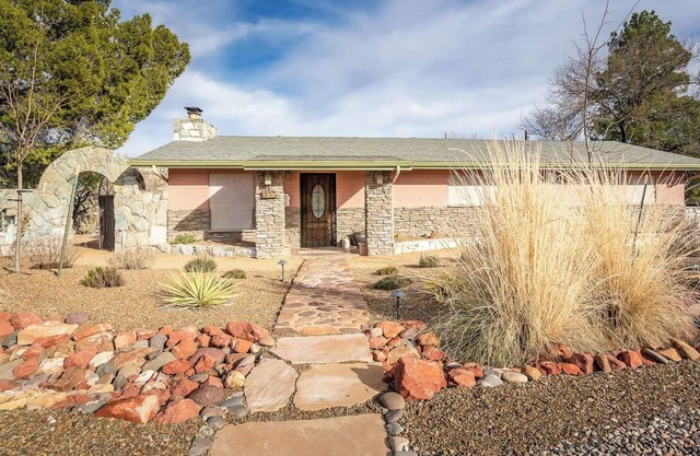 Oasis in Camp Verde! Private pool, 4 Bed 2 Bath 2 Living, stunning views!