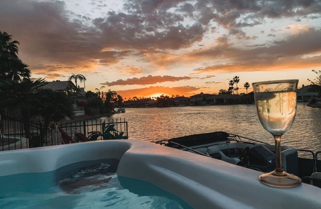 Oasis Lakefront home! Private eco-friendly electric boat, hot tub, kayak & pool