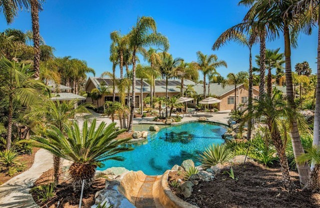 Oasis Resort w/private heated pool, water slide, hot-tub, mini golf, firepit