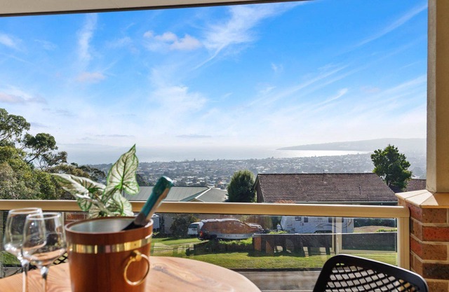 Oasis Views - Beautiful Holiday House , Pet Friendly just minutes from Dromana foreshore