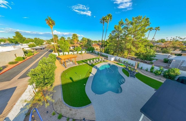 Oasis w Dream Amenities - Pool, Putting, Volley!