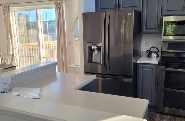 Ocean Blue View with apartment. A 4 bedroom home with AC, WiFi in Brookings, OR