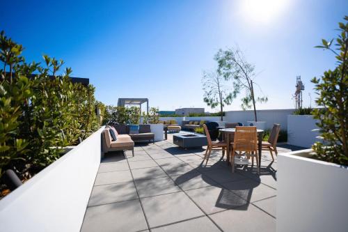 Ocean Breeze 2 bed Apt with FREE PARKING in Santa Monica