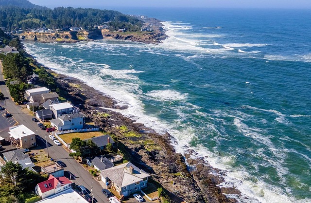 “Ocean Breeze Cottage” in Walkable Depoe Bay