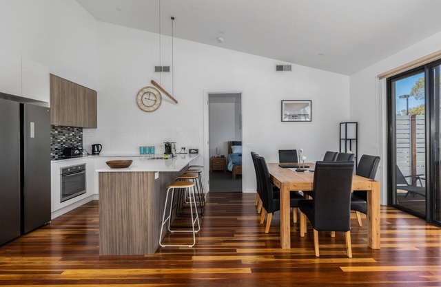 Ocean Breeze in Broadbeach - Linen, heated pool, Free EV Charger