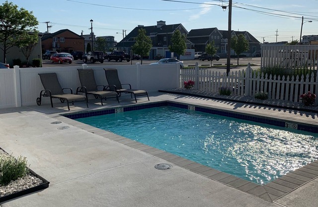 Ocean Breeze Retreat - 5 Bedroom/2 Bath, HEATED POOL, Steps from downtown